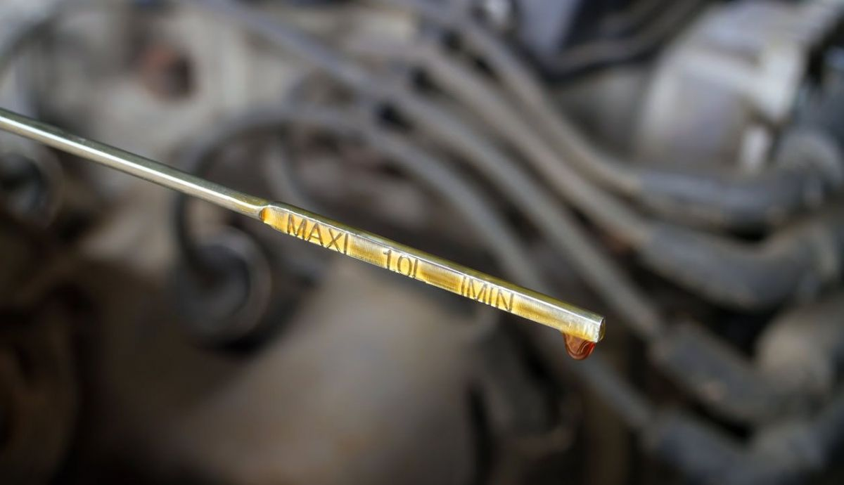 Revisando el nivel de aceite en una moto