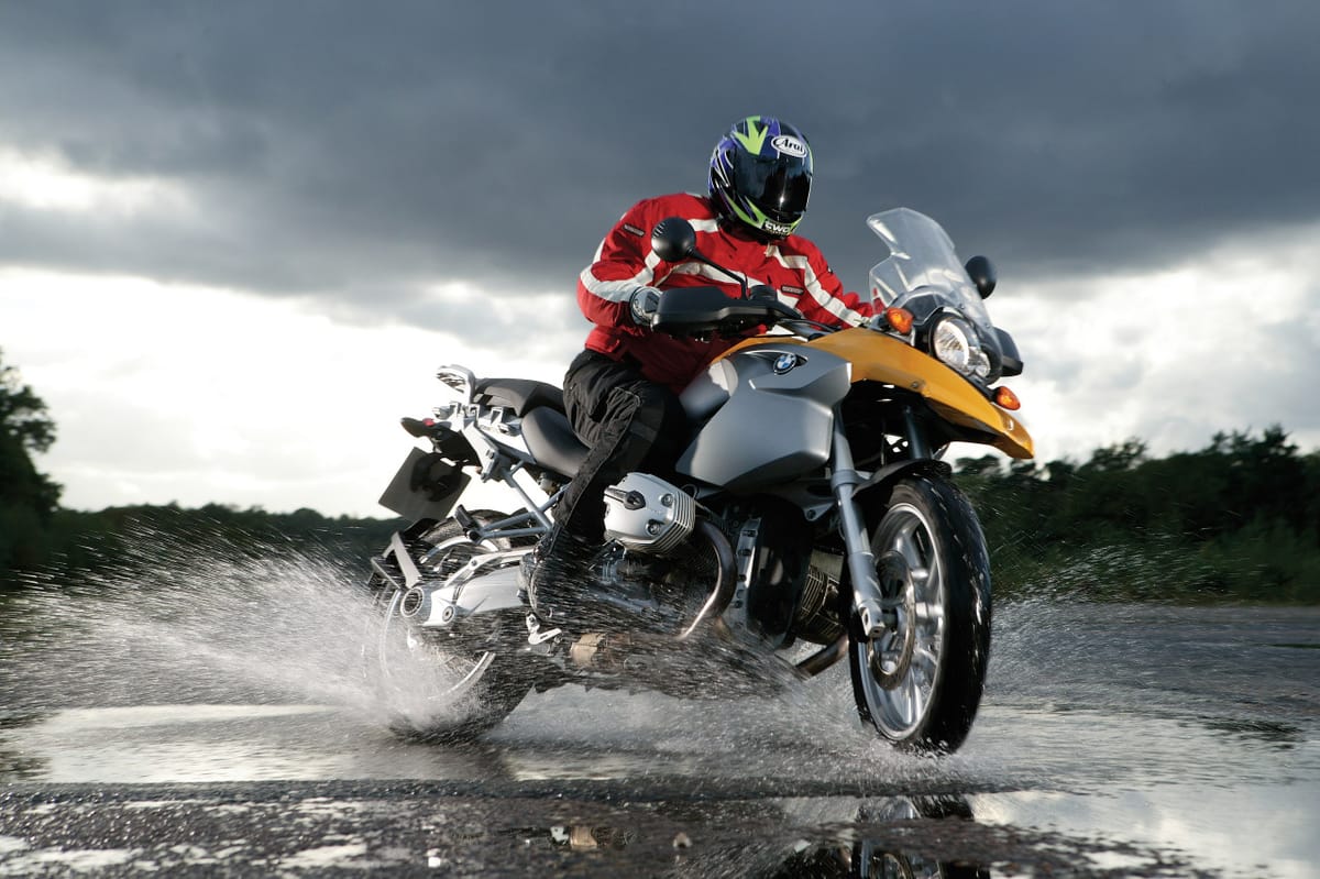 Cómo manejar una moto en lluvia de manera segura