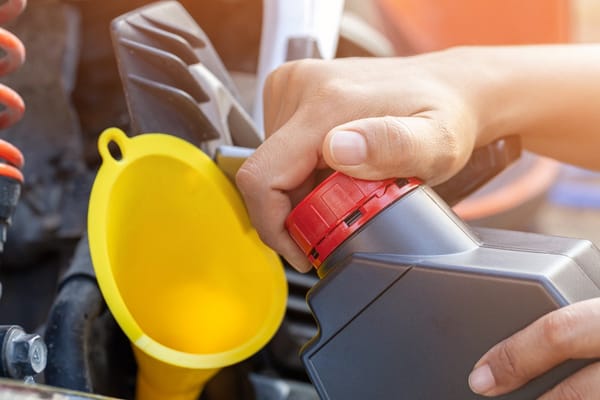 ¿Cuándo y cada cuántos kilómetros cambiar el aceite de tu moto?