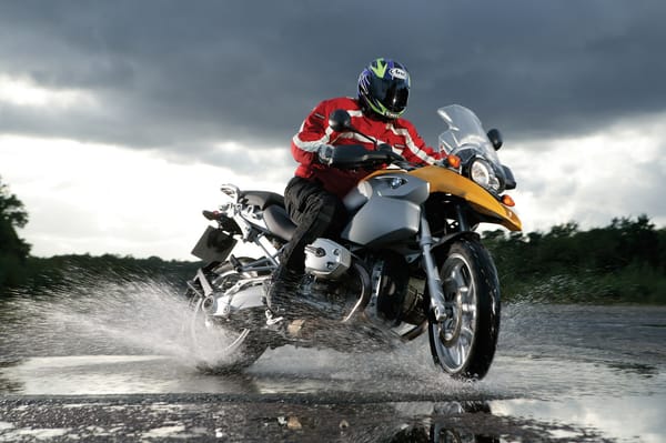 Moto en lluvia